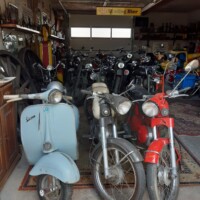 Vespa und zwei Kreidler im Vordergrund
